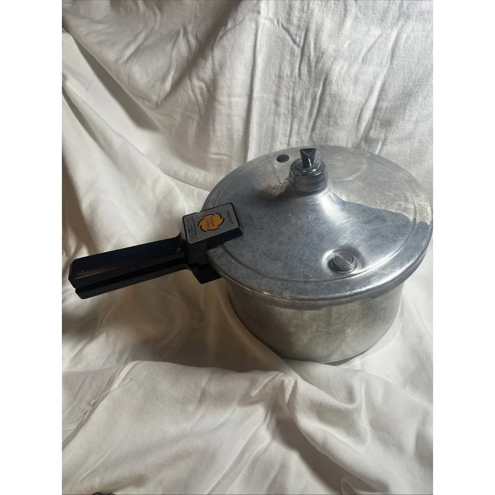 Vintage Presto 4 Qt Aluminum Pressure Cooker Model 21-702 USA With Regulator Lid